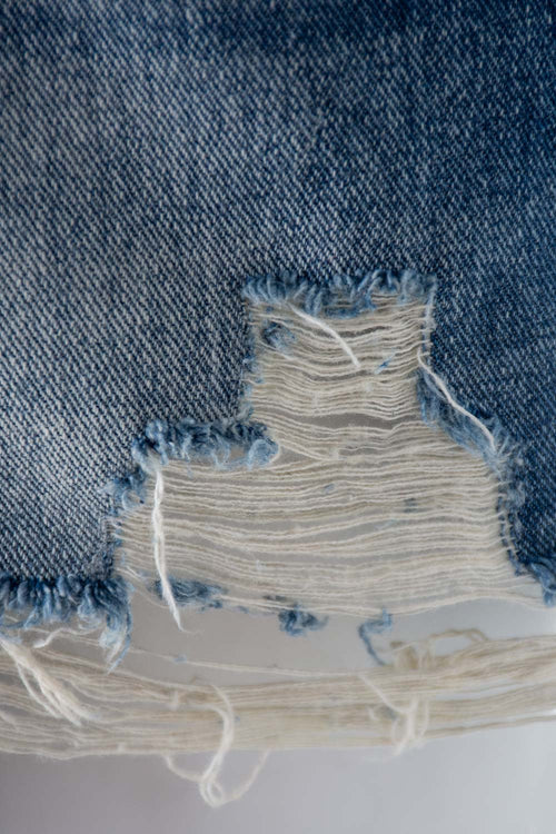 Card slide image -  SHORT DE MOVIES EN DENIM TONO MEDIO CON ROTOS PARA MUJER