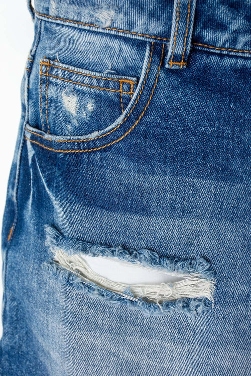 Card slide image -  SHORT DE MOVIES EN DENIM TONO MEDIO CON ROTOS PARA MUJER