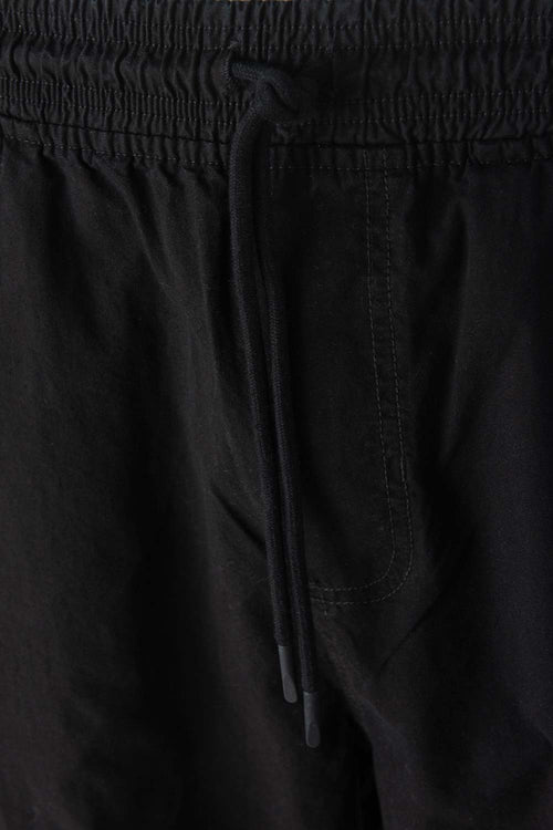 Card slide image -  BERMUDA DE MOVIES NEGRA CON BOLSILLOS TIPO CARGO PARA HOMBRE