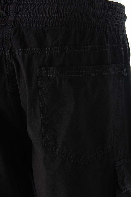 Card slide image -  BERMUDA DE MOVIES NEGRA CON BOLSILLOS TIPO CARGO PARA HOMBRE