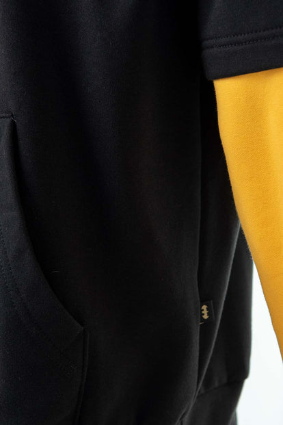  BUZO DE BATMAN CERRADO CON CAPUCHA NEGRO Y AMARILLO PARA HOMBRE