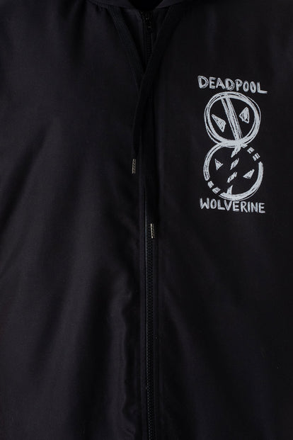  CHAQUETA DE DEADPOOL ROJA Y NEGRA ENGUATADA PARA HOMBRE
