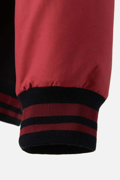  CHAQUETA DE DEADPOOL ROJA Y NEGRA ENGUATADA PARA HOMBRE