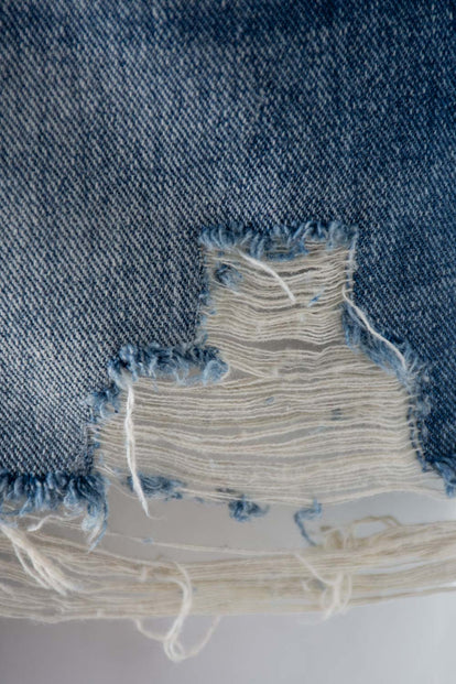 SHORT DE MOVIES EN DENIM TONO MEDIO CON ROTOS PARA MUJER