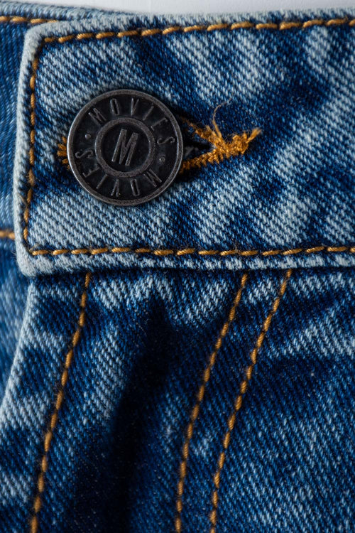 Card slide image -  SHORT DE MOVIES EN DENIM TONO MEDIO CON ROTOS PARA MUJER