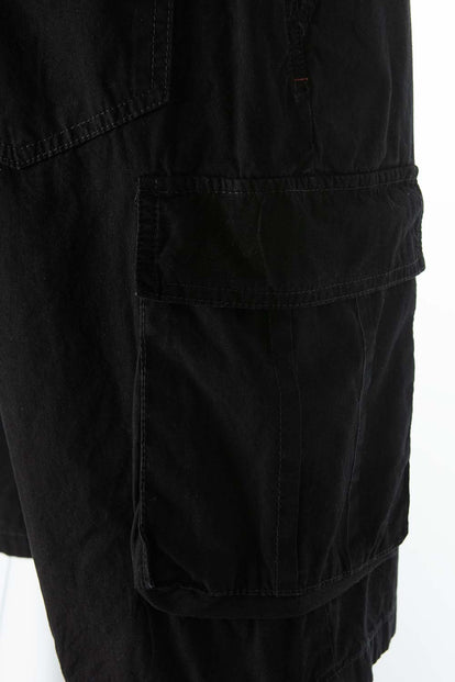  BERMUDA DE MOVIES NEGRA CON BOLSILLOS TIPO CARGO PARA HOMBRE