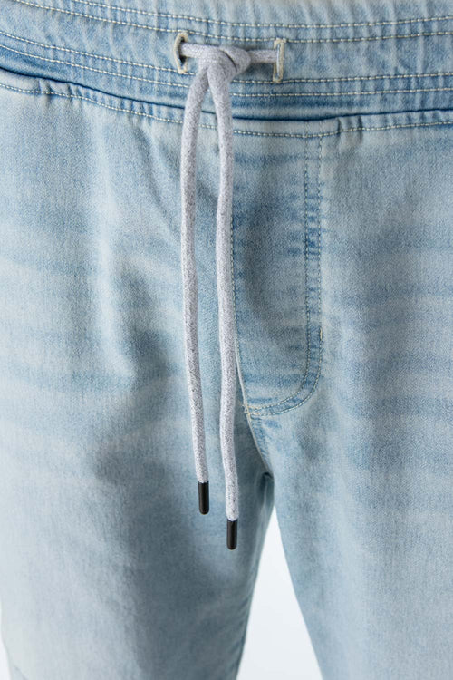 Card slide image -  JOGGER DE MOVIES EN DENIM TONO MEDIO CON ELÁSTICO EN CINTURA PARA HOMBRE