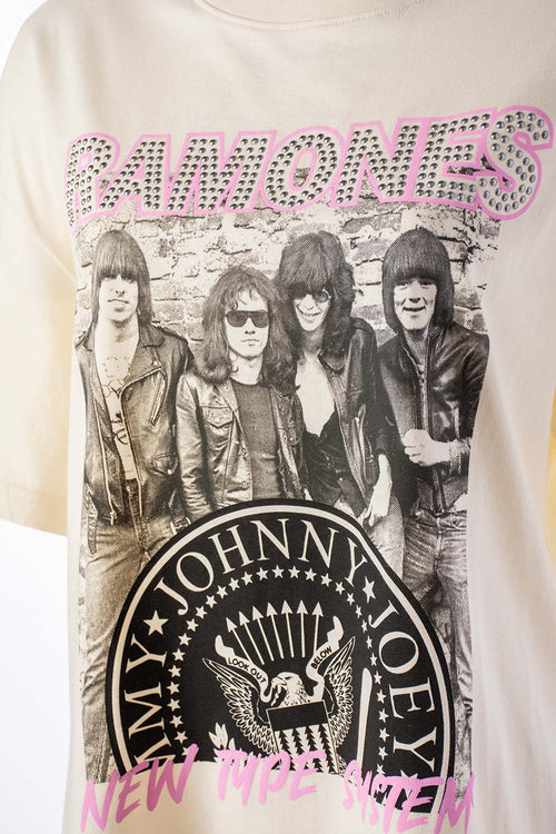 Card slide image -  CAMISETA DE RAMONES MANGA CORTA COLOR ALMENDRA PARA MUJER