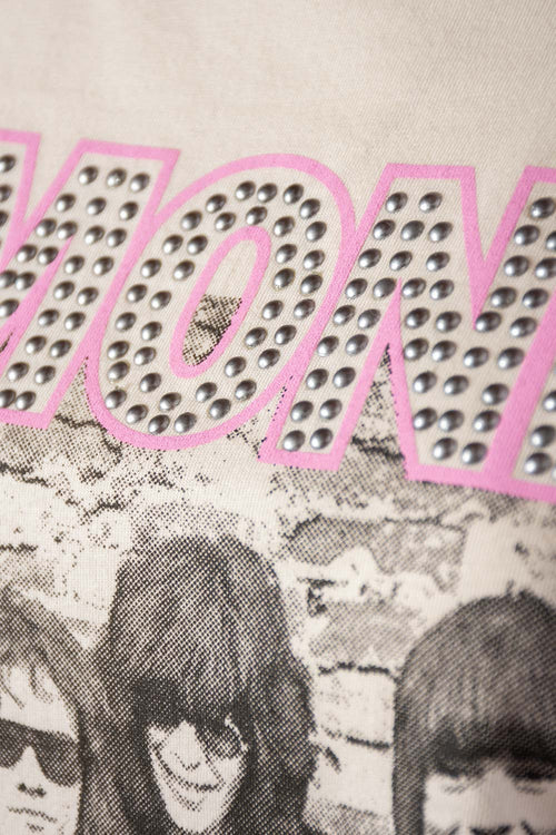 Card slide image -  CAMISETA DE RAMONES MANGA CORTA COLOR ALMENDRA PARA MUJER